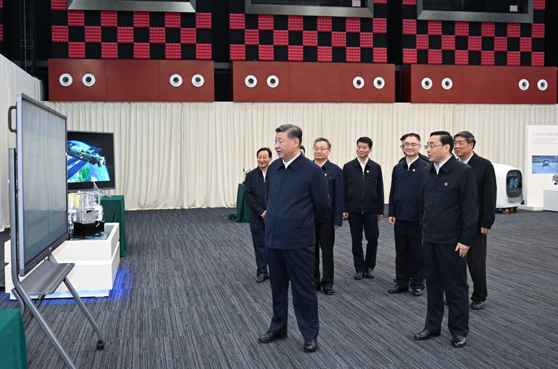 10月17日至18日，中共中央總書記、國家主席、中央軍委主席習近平在安徽考察。這是17日下午，習近平在合肥濱湖科學城察看安徽省重大科技創(chuàng)新成果集中展示。