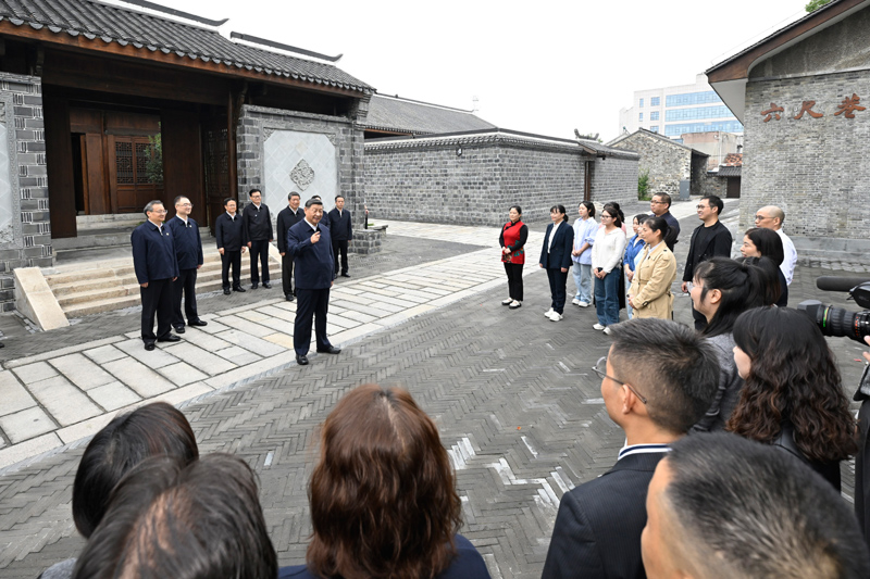 10月17日至18日，中共中央總書記、國家主席、中央軍委主席習近平在安徽考察。這是17日下午，習近平在安慶桐城市六尺巷考察時，同當?shù)鼐用窈陀慰陀H切交流。
