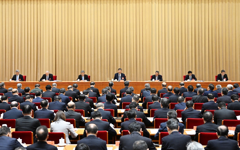 ??12月11日至12日，中央經(jīng)濟工作會議在北京舉行。中共中央總書記、國家主席、中央軍委主席習近平出席會議并發(fā)表重要講話。李強、趙樂際、王滬寧、蔡奇、丁薛祥、李希出席會議。