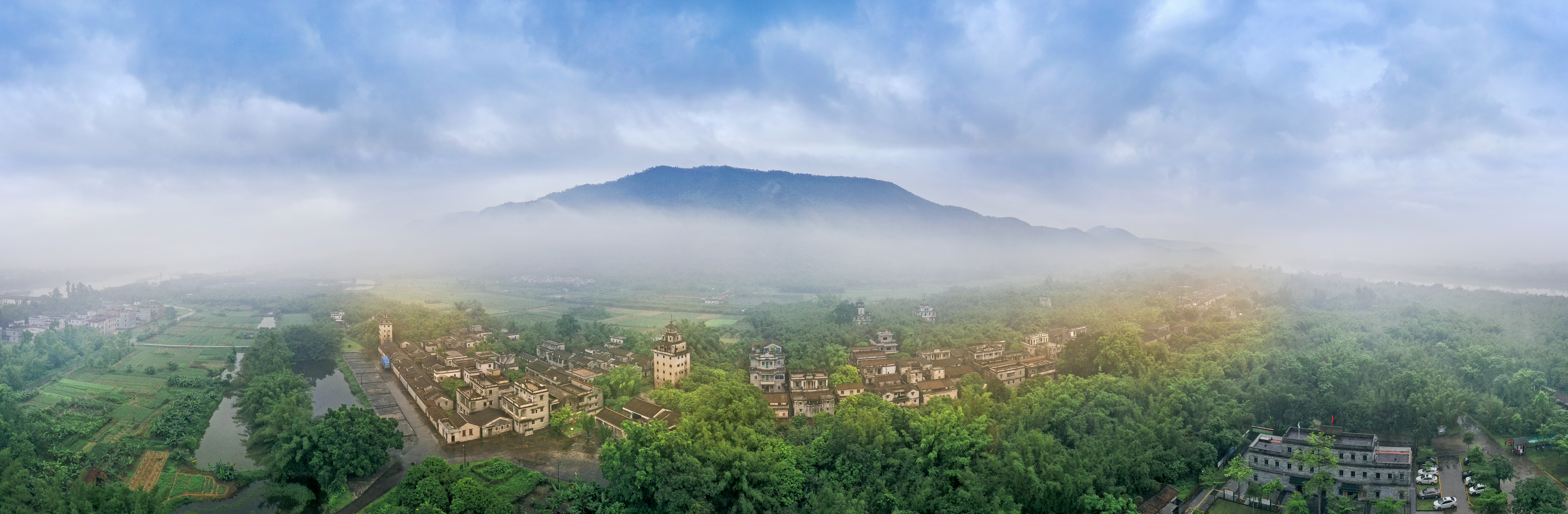 2、二等獎(jiǎng) 李美運(yùn)《秘境馬降龍》.jpg