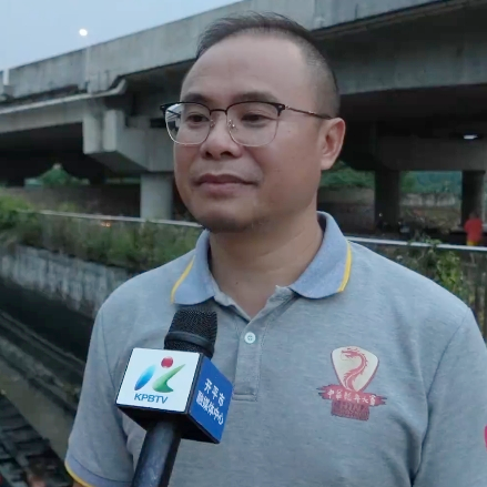 同期聲1 龍東村黨總支部書(shū)記、主任  開(kāi)平市龍舟協(xié)會(huì)會(huì)長(zhǎng) 何杰賢_副本.png