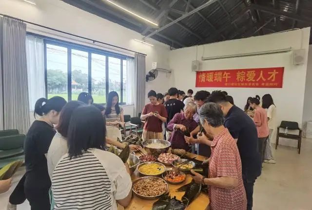 外地青年體驗塘口的傳統(tǒng)文化。