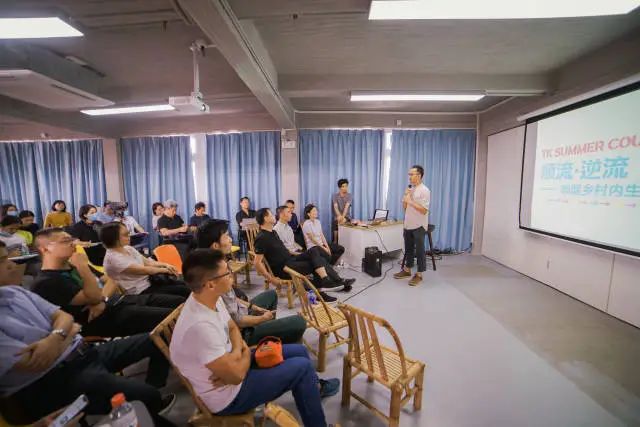 在塘口的外地青年一起開分享交流會。