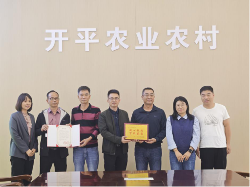 長沙街道辦事處代表到市農(nóng)業(yè)農(nóng)村局贈(zèng)送感謝牌匾