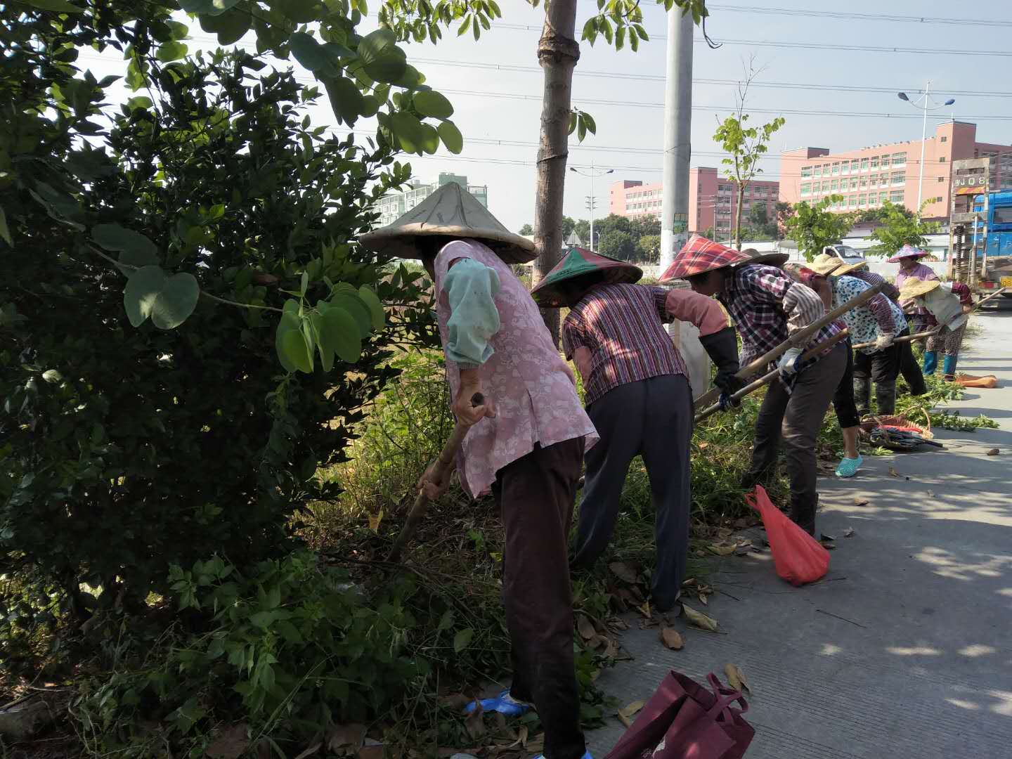 平岡村委會組織村長村委清理村道雜草，鉤機(jī)鏟除沿途障礙物.jpg
