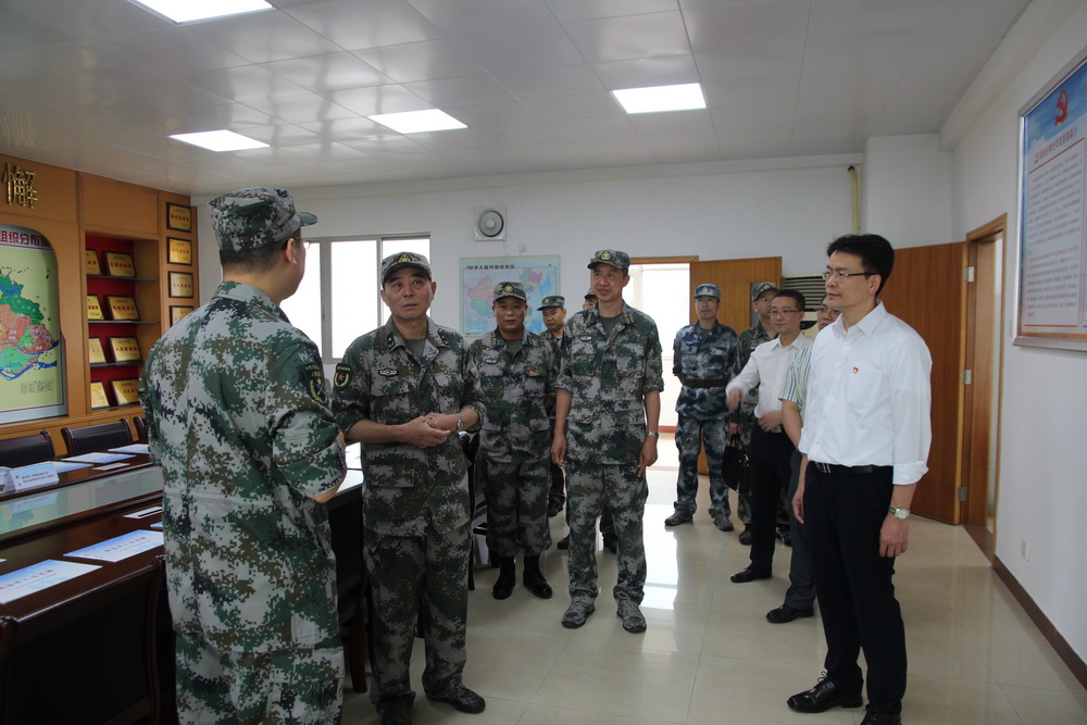 2018年05月08日，省軍區(qū)副政委梁躍嘉少將到長(zhǎng)沙街道調(diào)研武裝工作.jpg