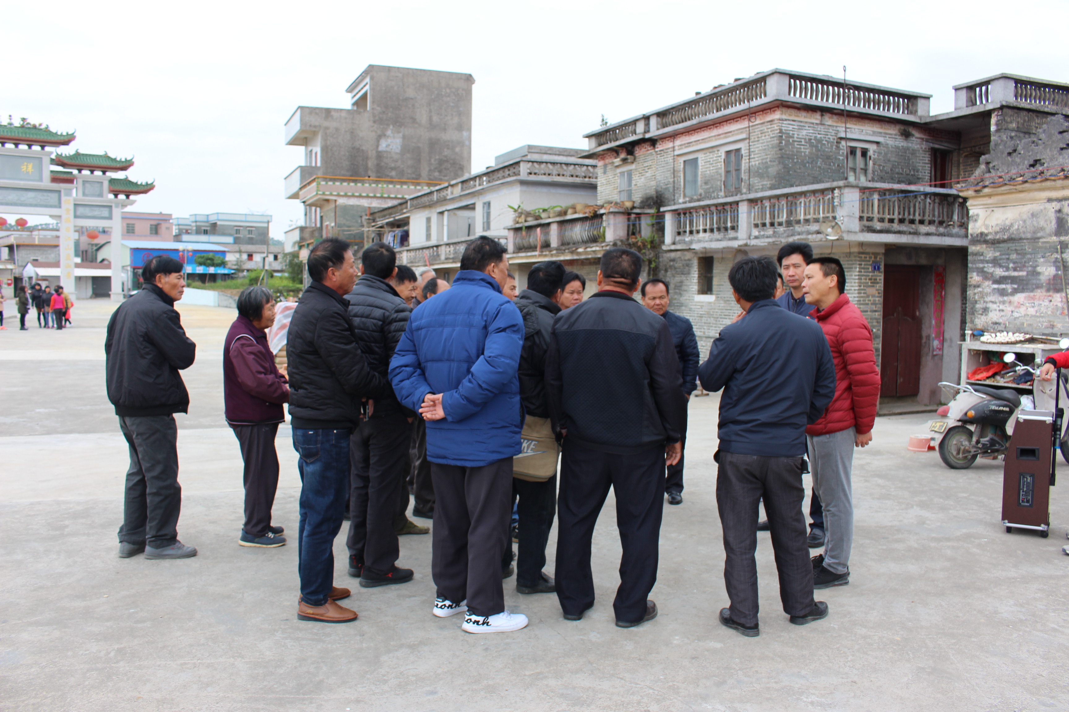 16. 在麥邊村參觀學習.JPG