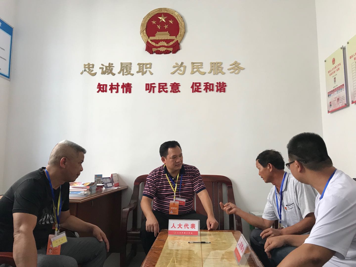 市代表、鎮(zhèn)黨委書記接訪群眾.jpg