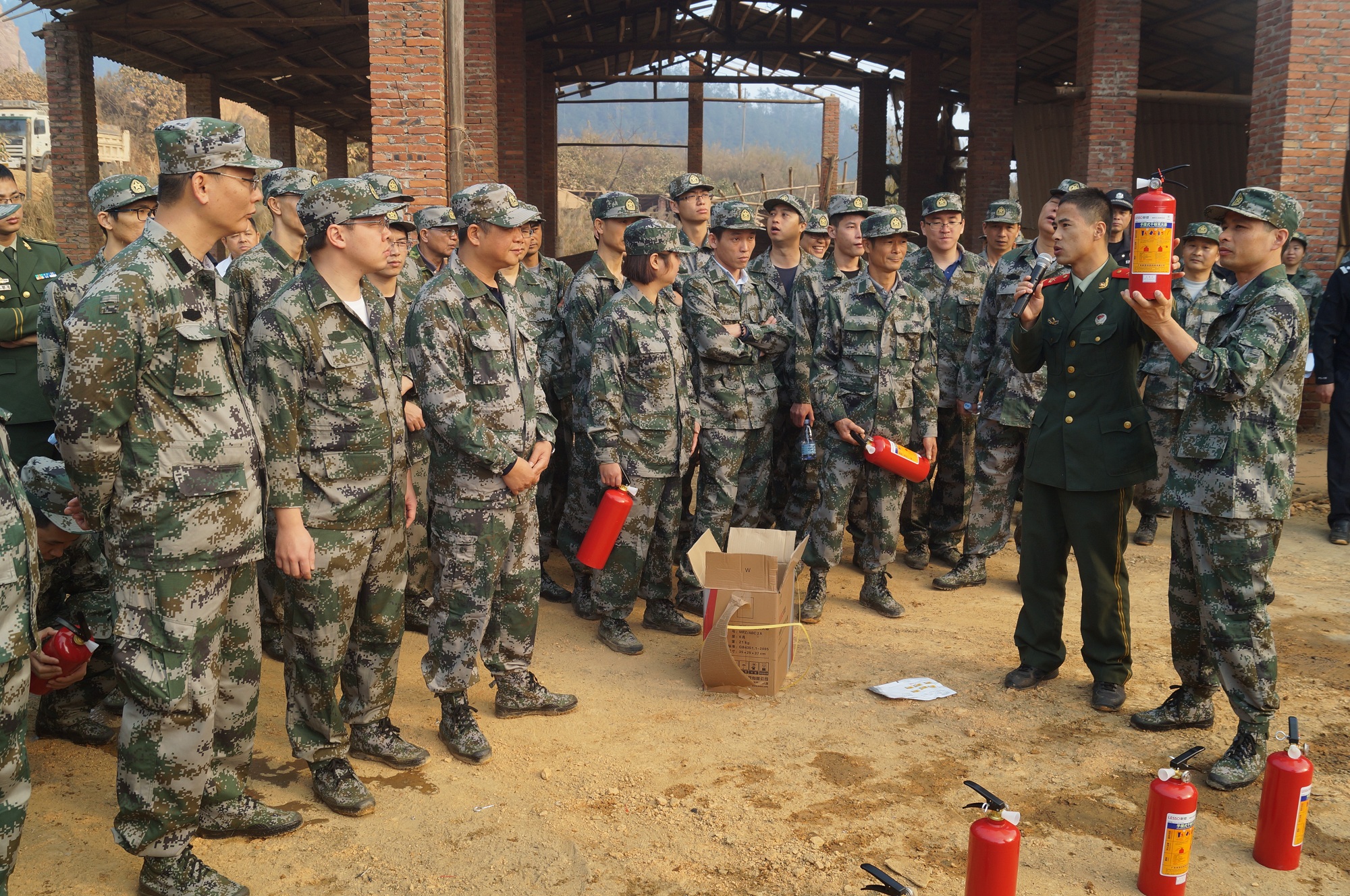龍勝鎮(zhèn)開展主題黨日+消防（森林防火）應急演練活動.JPG